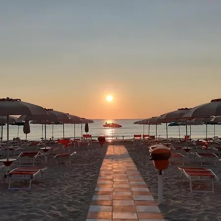 Comfortable Flat In Alba Adriatica, Abruzzo Italy アパート