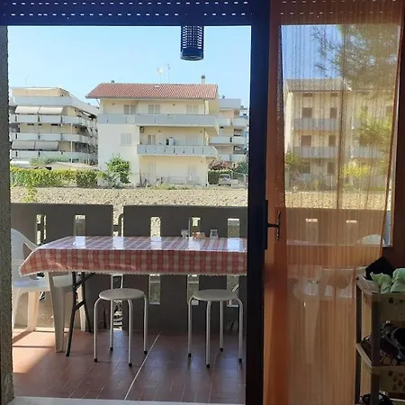 Comfortable Flat In Alba Adriatica, Abruzzo Italy アパート *